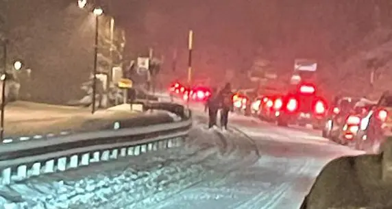Schiacciata fra due auto mentre dirige il traffico sotto la nevicata: grave vigile del fuoco volontaria