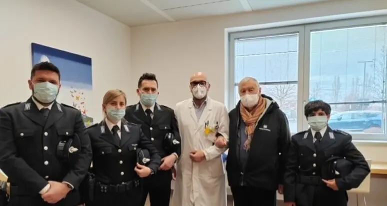 Trento, la polizia penitenziaria consegna doni per i bambini malati