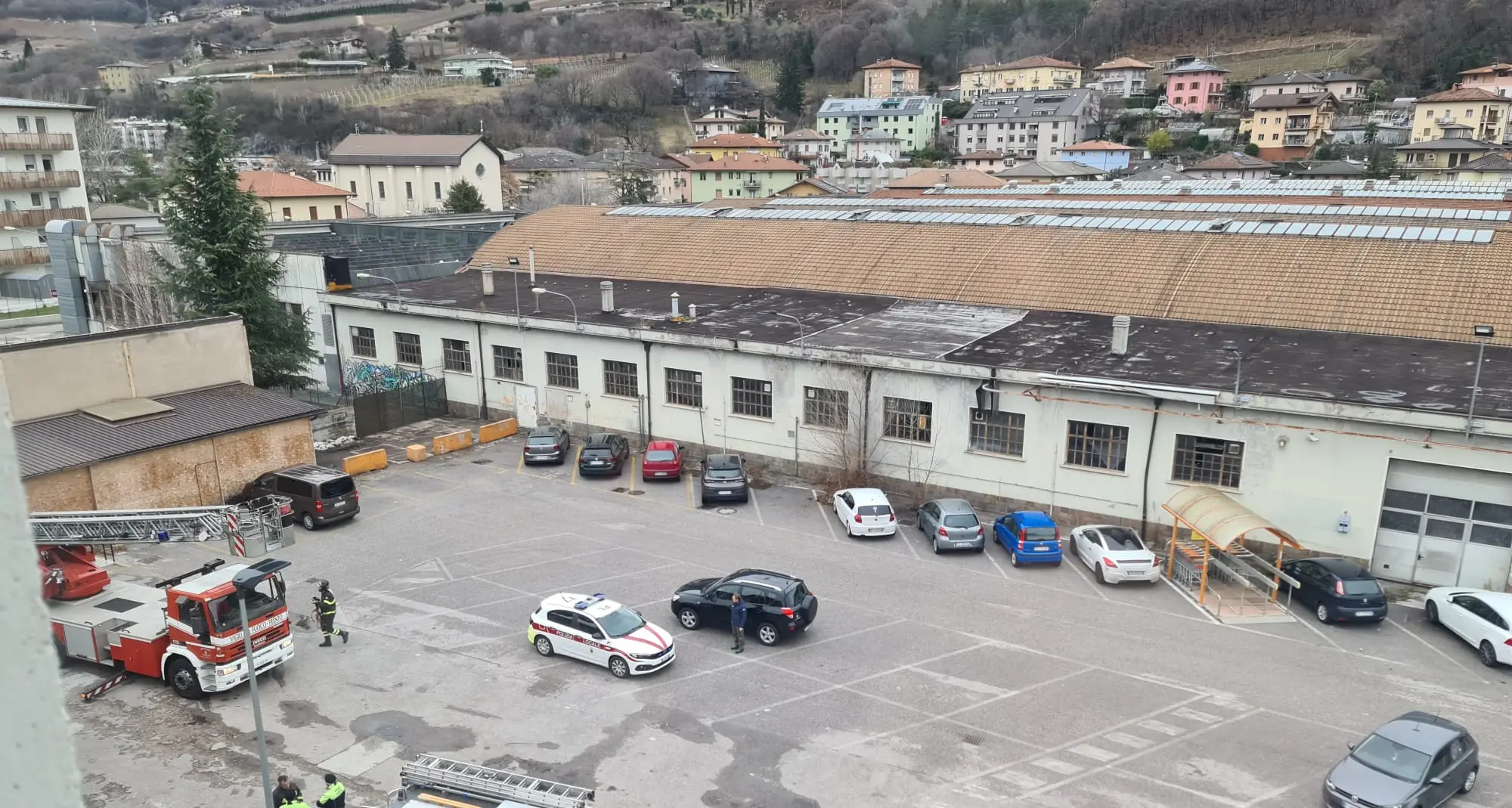 Lamiere in un parcheggio dei Solteri, intervengono i vigili del fuoco