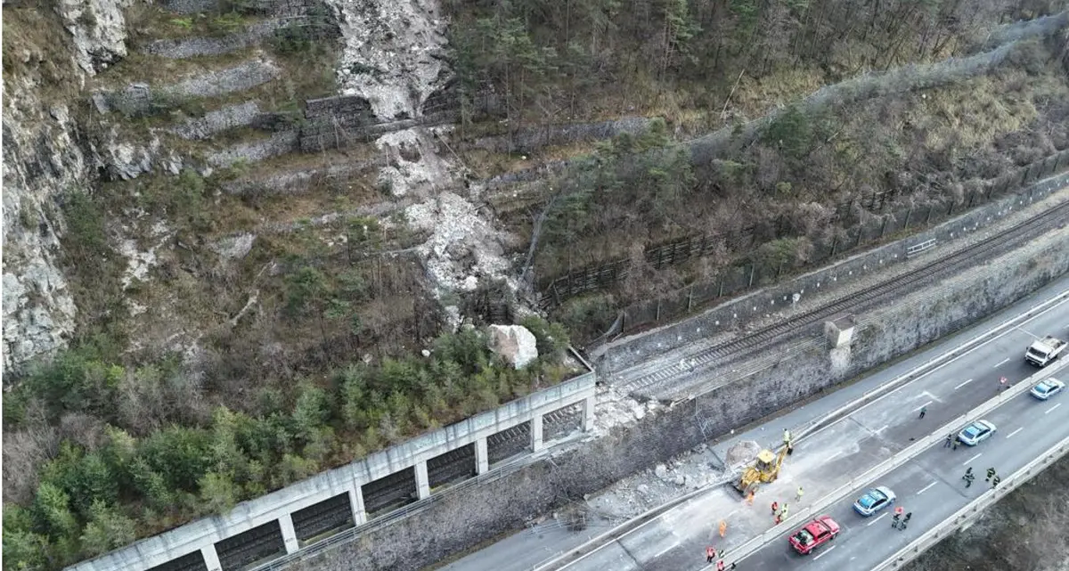La frana sulla Valsugana: «Crollato un pezzo di montagna, un furgone si è fermato appena in tempo»