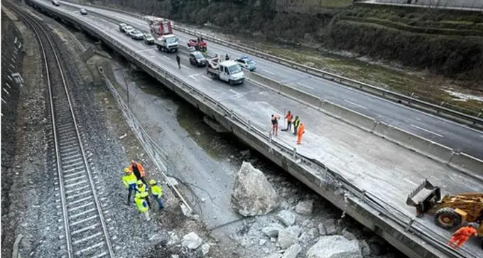 La frana sulla Valsugana: tempi incerti per il ripristino della statale 47, domenica mattina ferrovia chiusa completamente