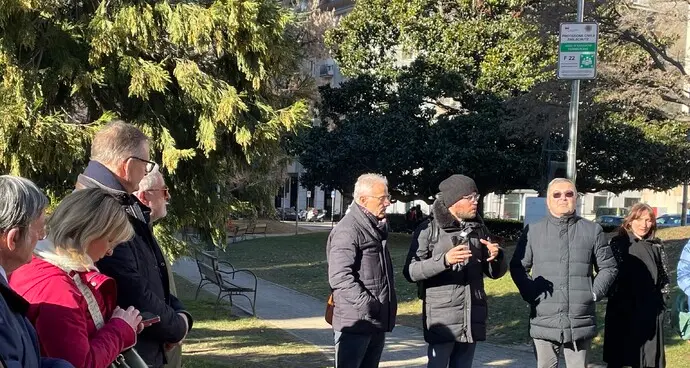 Flashmob dei giornalisti a Bolzano: \"Contro i bavagli, no al comitato di monitoraggio\"