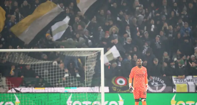 Insulti razzisti a Maignan dai tifosi udinesi, la Fifa: via dagli stadi chi si comporta così