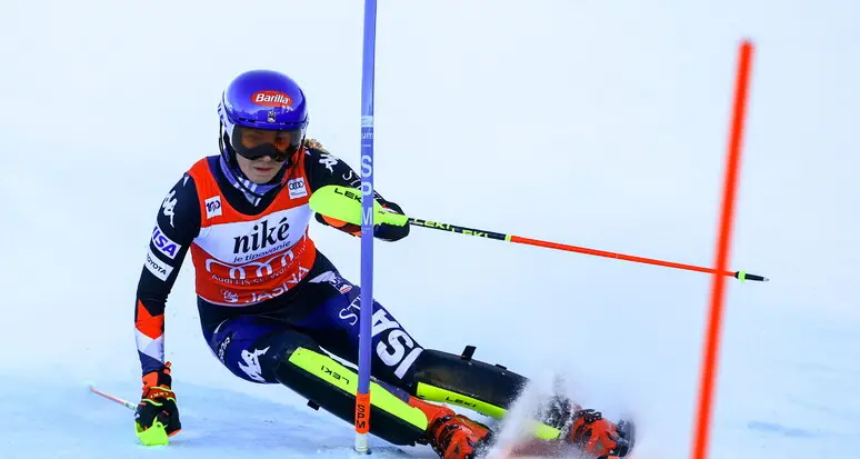 L'Italia dello slalom fatica ancora, vincono Mikaela Shiffrin e Linus Strasser