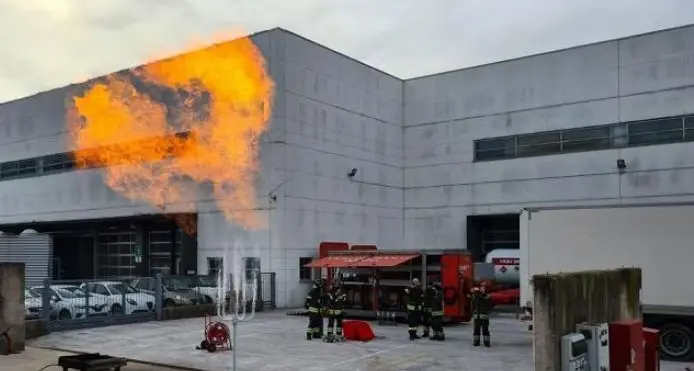 Guasto al camion alimentato a gas: intervengono i vigili del fuoco per la bonifica