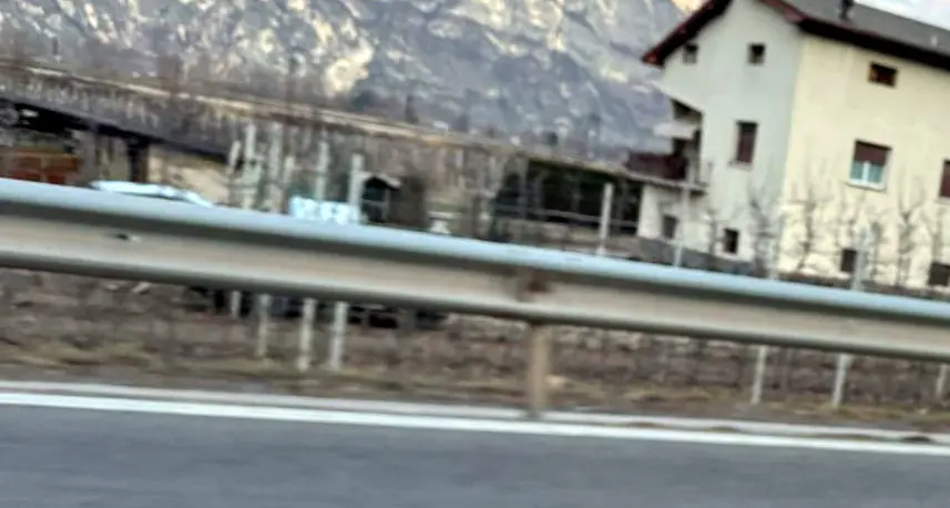 Lavis, auto fuori strada scavalca il guard-rail sulla statale del Brennero: ferito un ragazzo