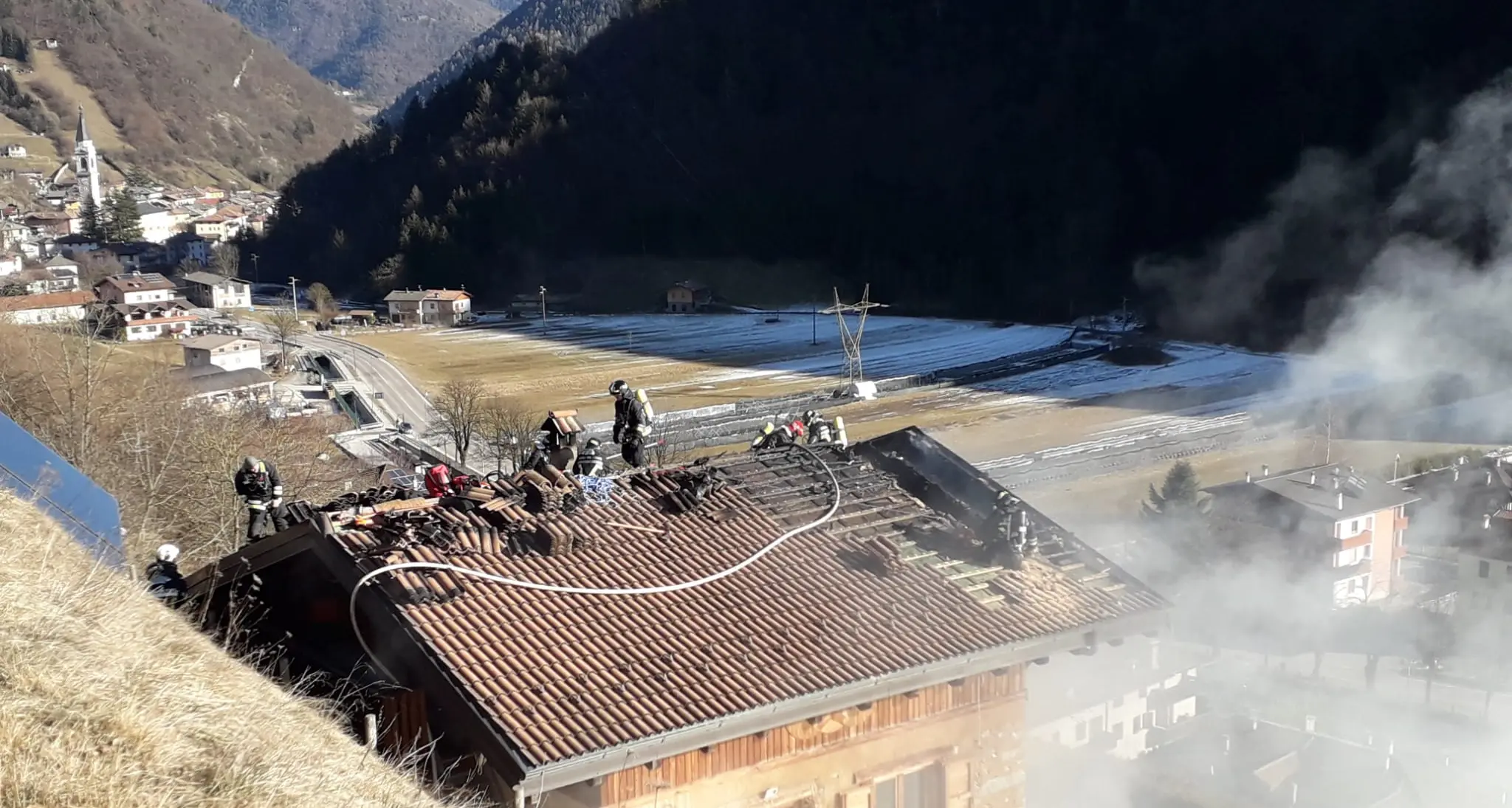 Vigile del fuoco volontario cade dal tetto durante l'intervento antincendio