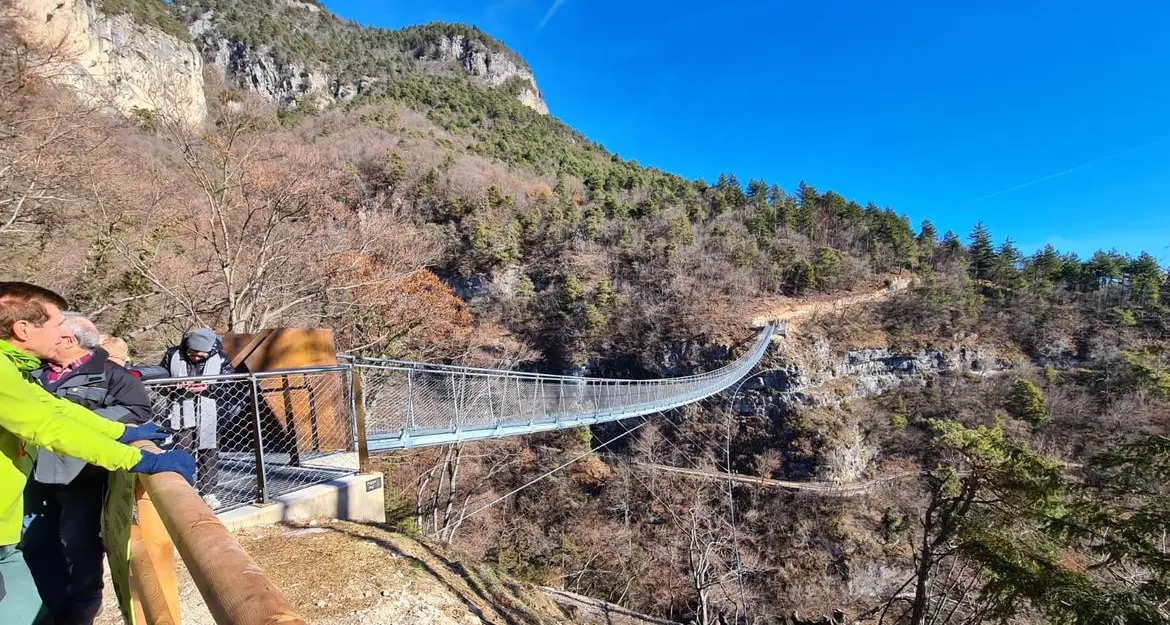 Monte di Mezzocorona, inaugurato il ponte sospeso lungo 130 metri