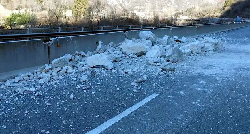 Frana in Valsugana: con la nuova ordinanza via libera ai residenti pendolari e a casi speciali, agli altri solo di notte
