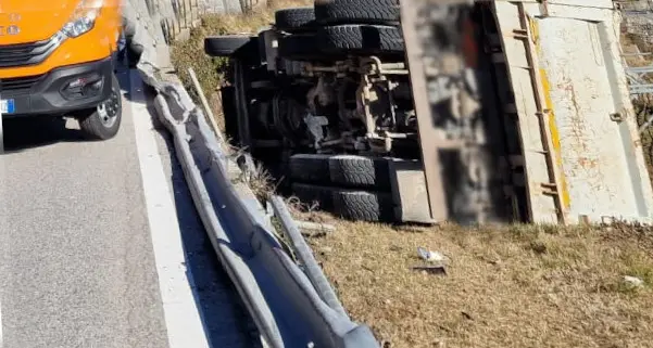 Camion si ribalta a Dro, Gardesana interrotta per l'intervento di recupero