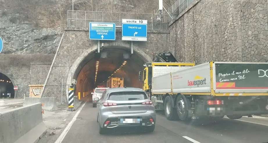 Lunghe code sulla statale 47 a Civezzano in direzione Trento