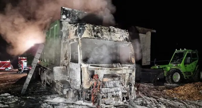 Darzo, camion parcheggiato distrutto dalle fiamme nella notte: non si esclude il dolo