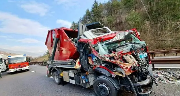 Schianto fra camion in autostrada, disagi al traffico per un paio d'ore