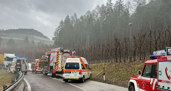 Val di Non, drammatico scontro tra una vettura e un camion: l'automobilista è morto in ospedale