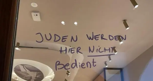 Scritte antisemite e naziste sulle vetrine di un negozio: shock a Bolzano