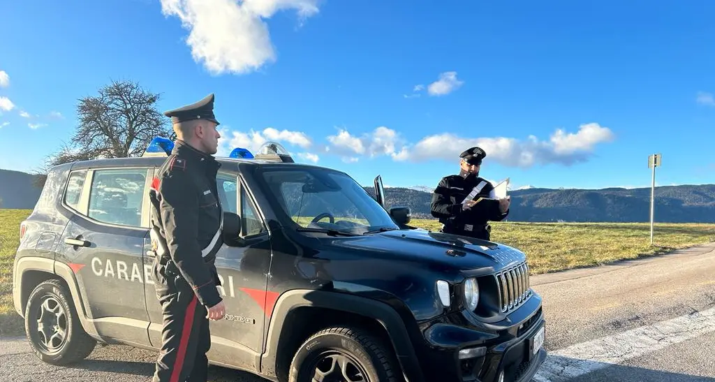 Ubriaco e con il coltello al parco fra i bambini: denunciato un quarantenne