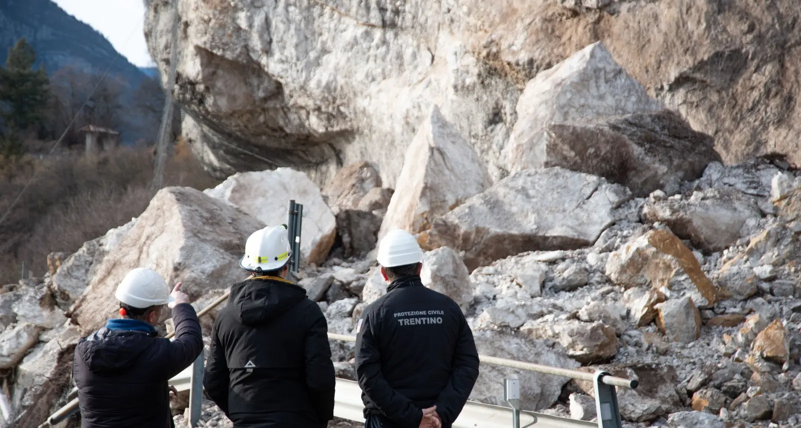Macchinari radiocomandati per la messa in sicurezza dell'area franata in val di Ledro