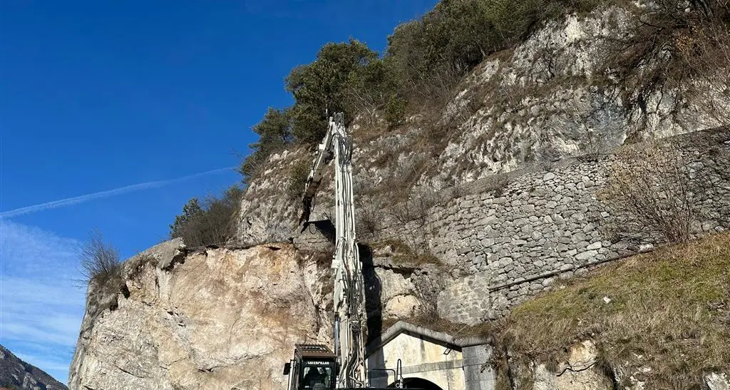 La frana sulla statale a Ledro, rimosso tutto il materiale: ora i lavori di messa in sicurezza