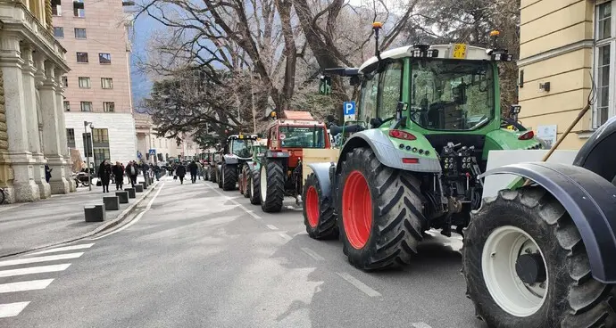 La protesta dei trattori arriva anche per le vie di Bolzano