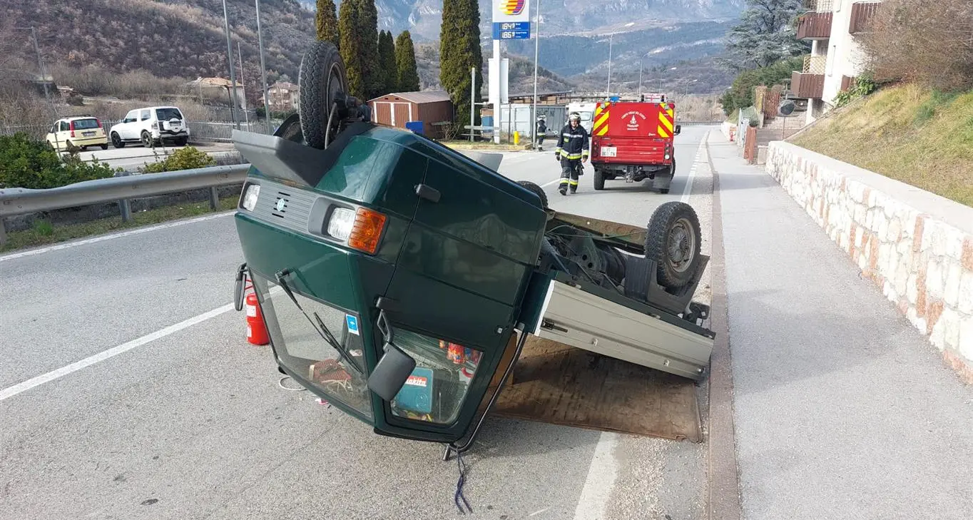 Sopramonte, l'ape finisce ruote all'aria: soccorso il guidatore