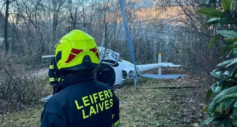 L'elicottero precipitato a Laives: a bordo padre e figlio, manovra di emergenza per evitare le case