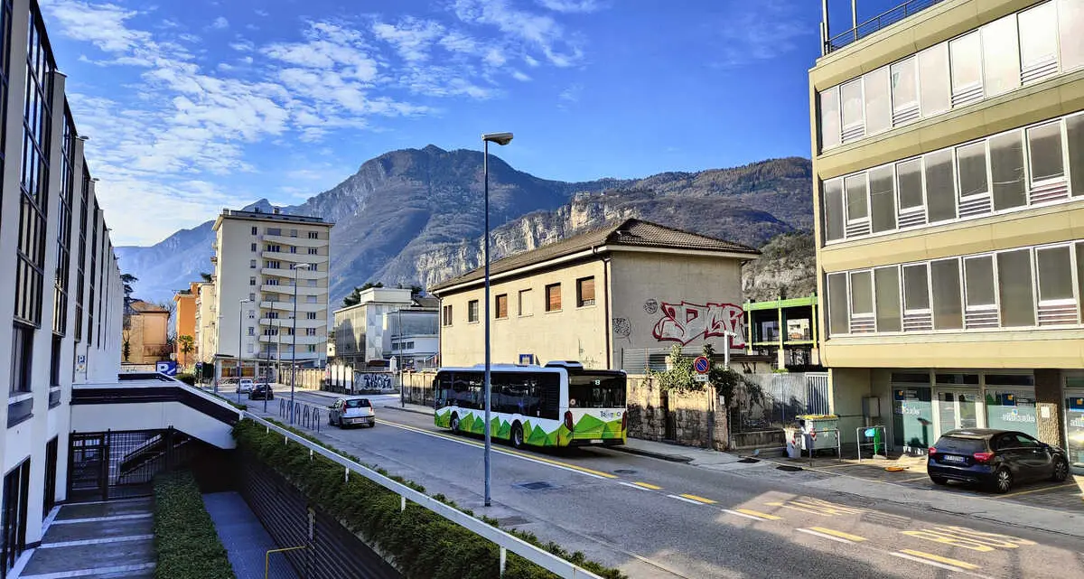 Autobus, “rivoluzione” in via Segantini: nuovo accesso alla Trento-Malé che “salva” la futura torre di 15 piani