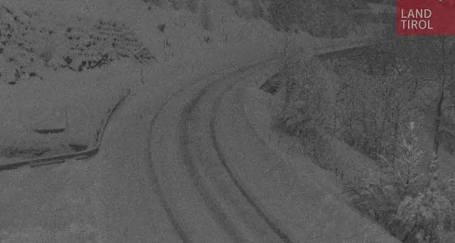Oltre un metro di neve al Brennero: caos traffico in Tirolo. Bloccata nella bufera anche una scolaresca italiana