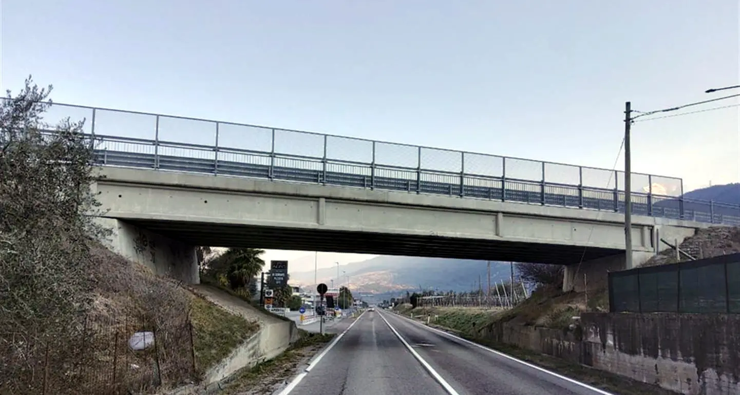 Dro, manutenzione straordinaria del cavalcavia sopra la Gardesana: senso unico alternato