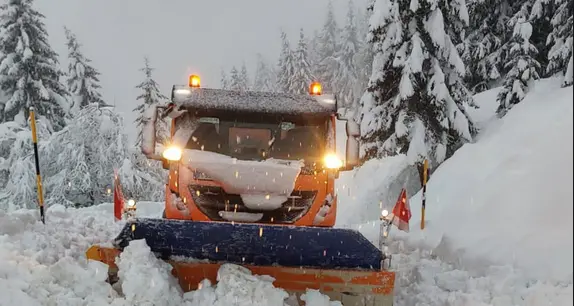 Molta neve in quota: resta forte il pericolo di valanghe, chiusi alcuni passi dolomitici