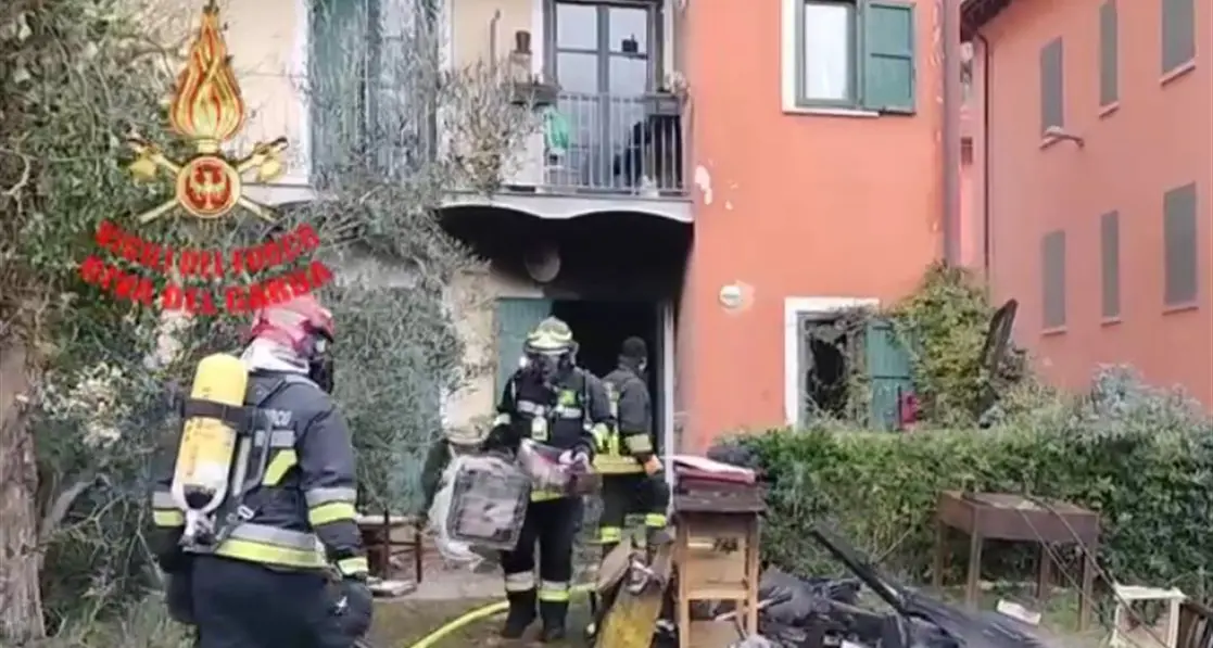 Incendio a Campione del Garda, al lavoro i vigili del fuoco di Riva