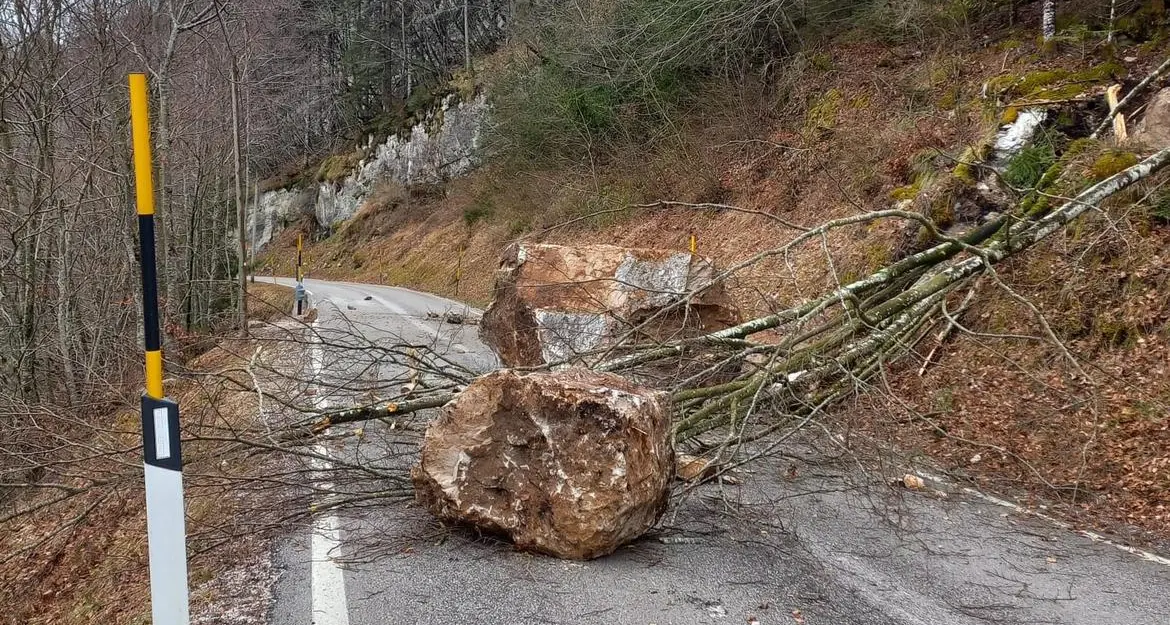 Un'altra frana: chiusa la strada della Roa a Castello Tesino