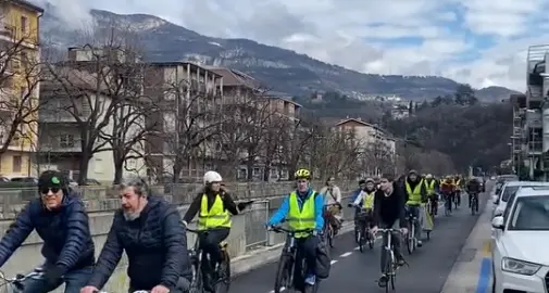 Trento, in bici per dire \"stop al nuovo Codice della strage che peggiora la sicurezza stradale\"