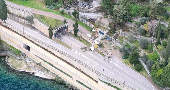 Gardesana chiusa per frana: non aprirà prima di giovedì. Si potenziano i collegamenti via lago fra Riva e Limone