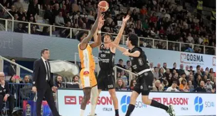 L'Aquila vola in alto e travolge Pesaro 109 a 82
