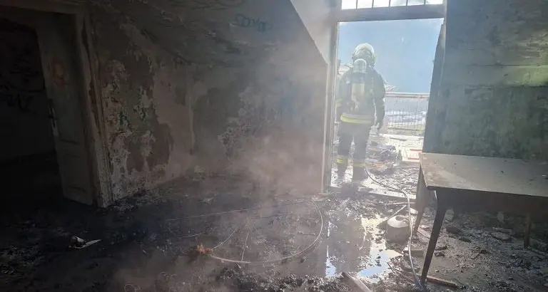 Fiamme nei locali della ex casa di cura Villa Rosa: al lavoro i vigili del fuoco