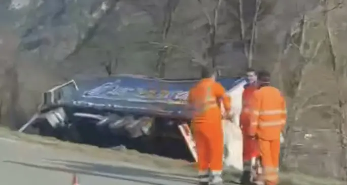 Levico, tir finisce nel fossato: autista quasi illeso
