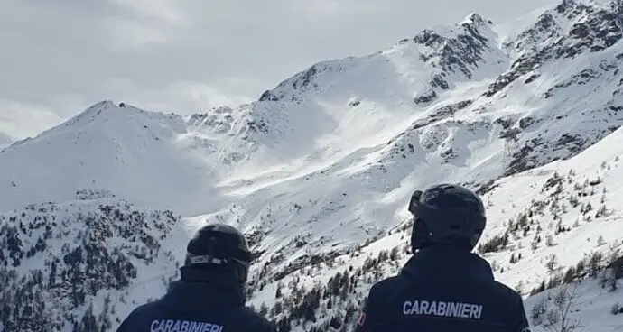 Peio, si rompe il ghiaccio: ragazza cade nel lago, salvata da un dipendente delle funivie