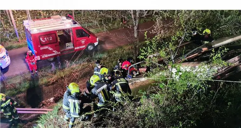 Nella scarpata con l'auto d'epoca: grave il conducente di 45 anni
