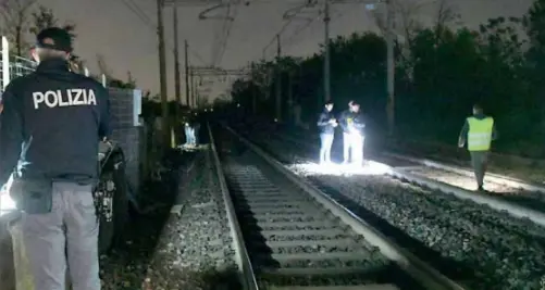 Ala, travolto e ucciso da un treno merci nella notte