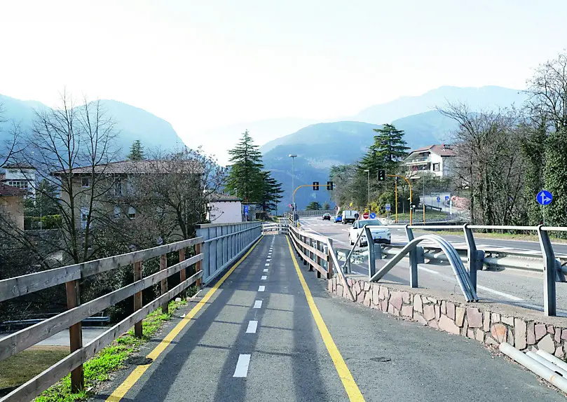 CICLABILE VALSUGANA CRITICITA? / passaggio al semaforo con incrocio salita via Muralta foto di Alessio Coser