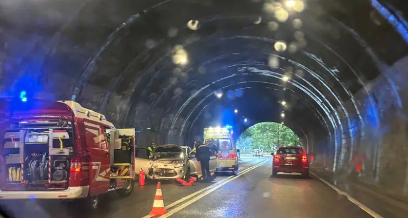 Schianto in galleria a Ischia: una donna ferita e disagi per il traffico