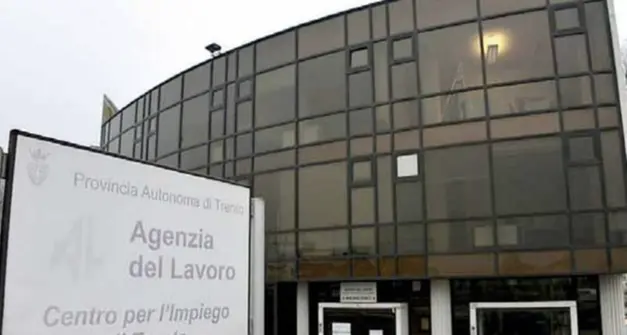 I sindacati: subito nuove assunzioni all'Agenzia del lavoro