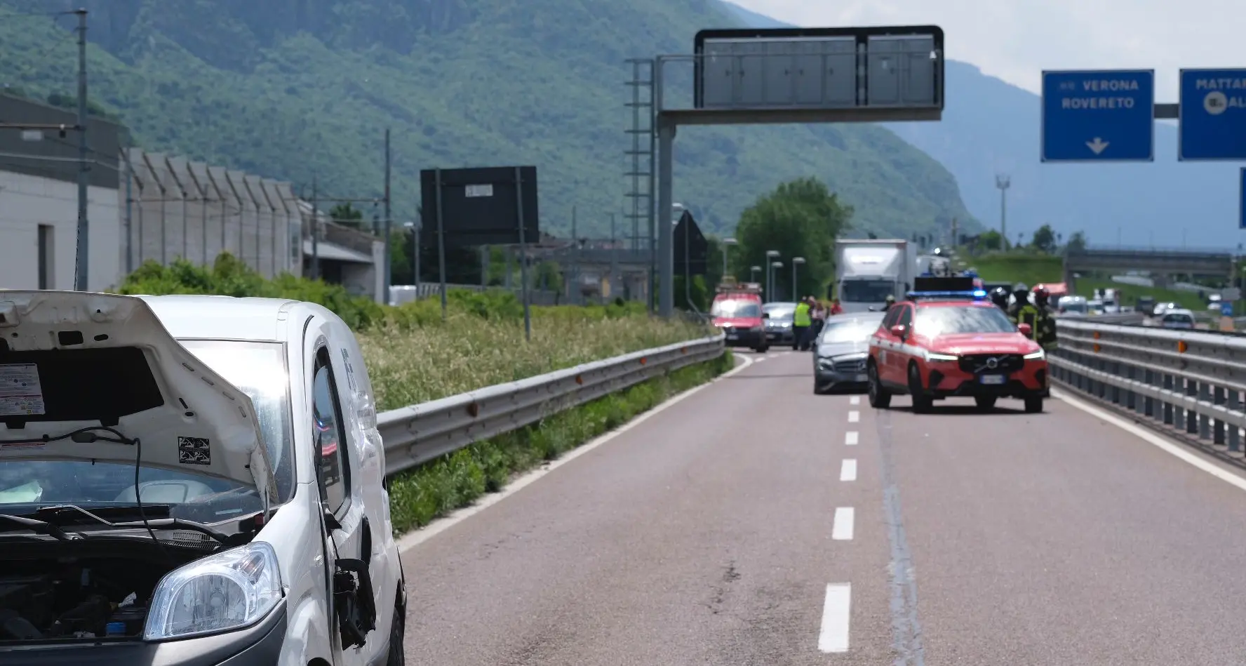 Scontro in tangenziale: due persone coinvolte, forti disagi al traffico