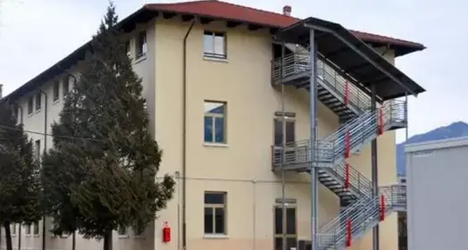 Controlli della polizia alla residenza Fersina: portate via sei persone
