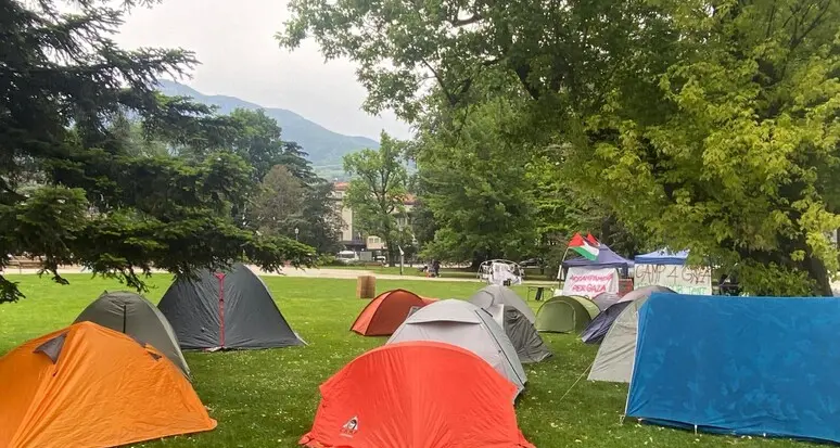 Anche a Trento le tende pro Palestina, spunta un \"accampamento\" in piazza Dante