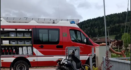 Vigolo Vattaro: ragazzo finisce in moto contro un palo, vicino al campo sportivo