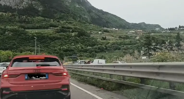 Scontro camion-auto prima della galleria di Martignano, disagi al traffico