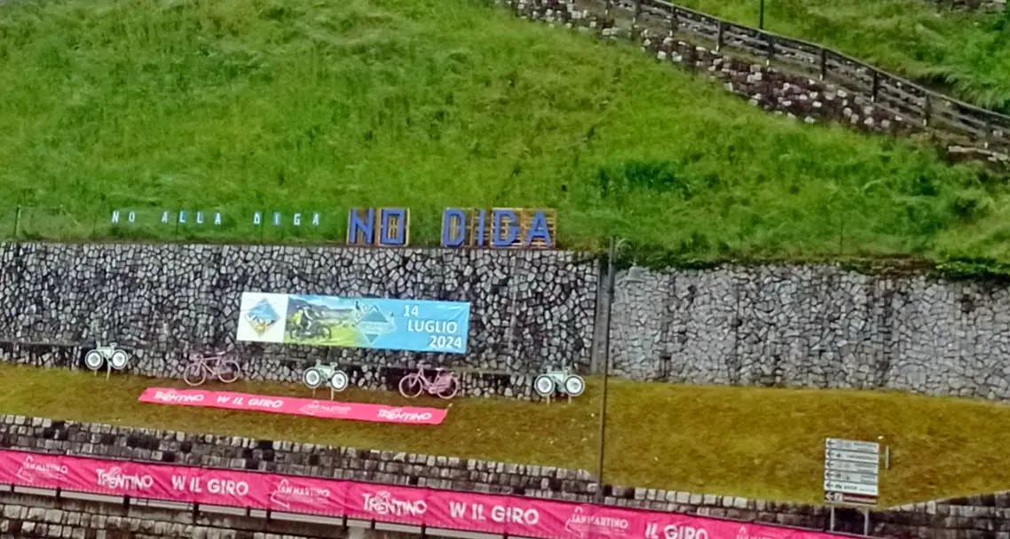 Vanoi, arriva il Giro ed è polemica sullo striscione contro la diga e il mega bacino