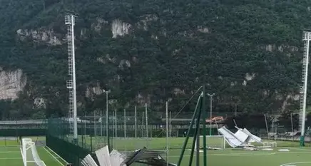 Temporali, a Laives il vento scoperchia le tribune del campo di calcio