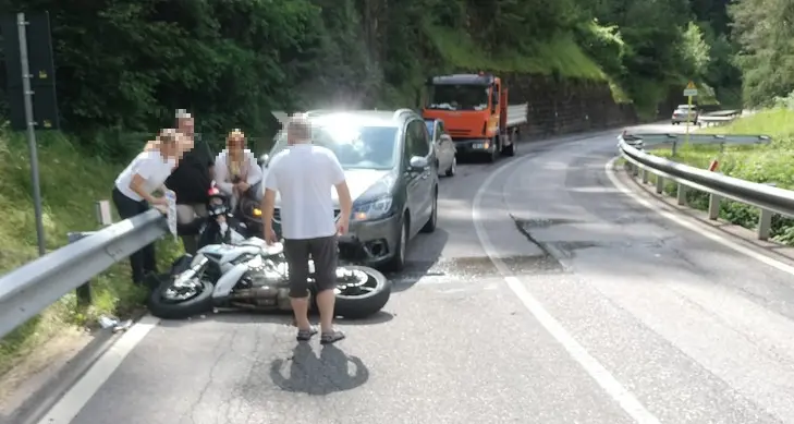 Sover, scontro auto-moto: un uomo di 45 anni soccorso in codice rosso